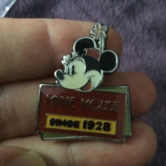 Minnie Mouse 1928 Monogram pin - Picture 4 of 8